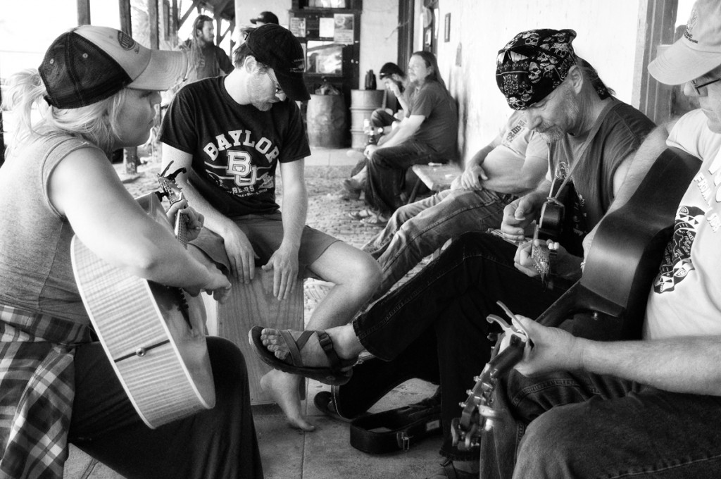  Jamming on the porch - Terlingua